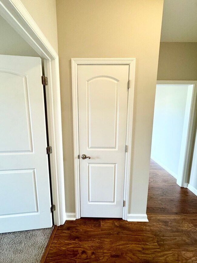 Building Photo - AVAILABLE 3 Bedroom/ 2 Bath with attached garage! Beautiful finishes throughout