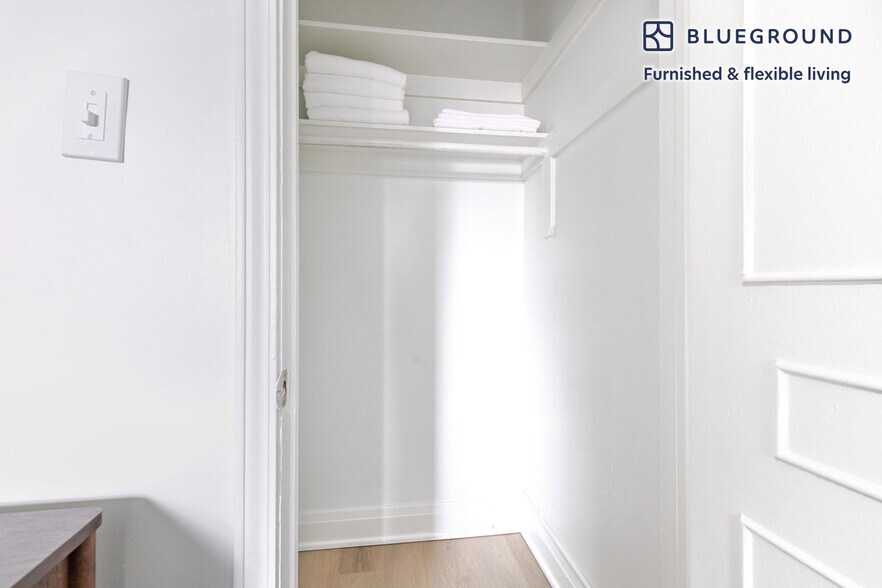 Building Photo - 200 E Chestnut St