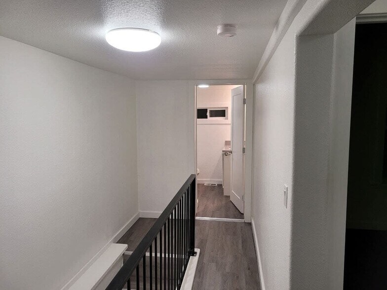 Building Photo - 1528 E Orman Ave