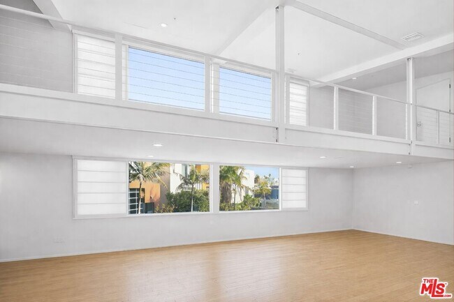 Building Photo - 2100 Abbot Kinney Blvd