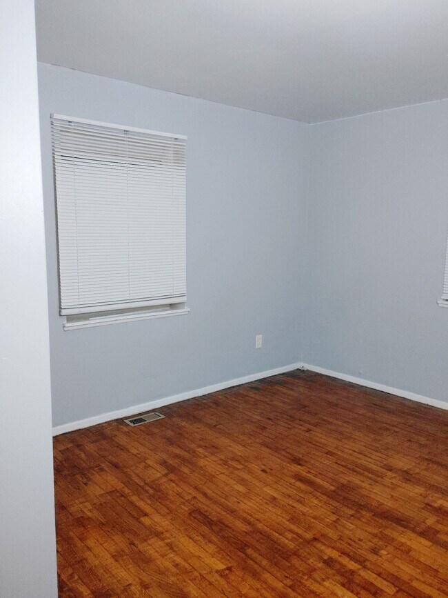 Building Photo - 5914 Cloverlawn Dr
