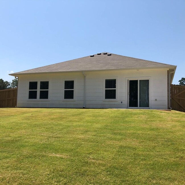 Building Photo - 4 Bedroom in Hallsville