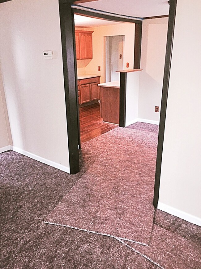 Building Photo - 2 bedroom/ 1 bathroom ranch with porch on double lot available!