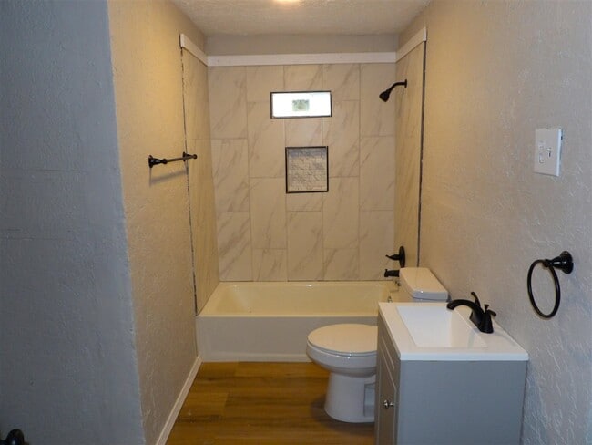 Building Photo - 316 NW Columbia Ave