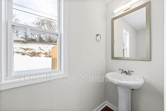 Building Photo - 839 Cumberland Dr