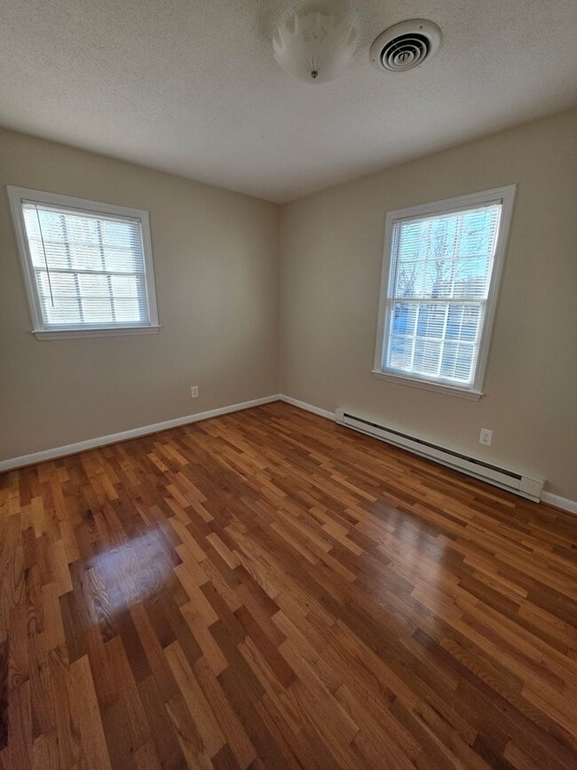 Building Photo - 3 BR with Den & Carport!