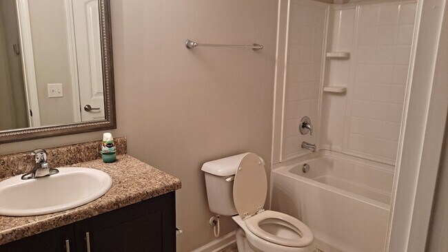 Building Photo - Spacious 3 Bed 2.5 Bath Townhome