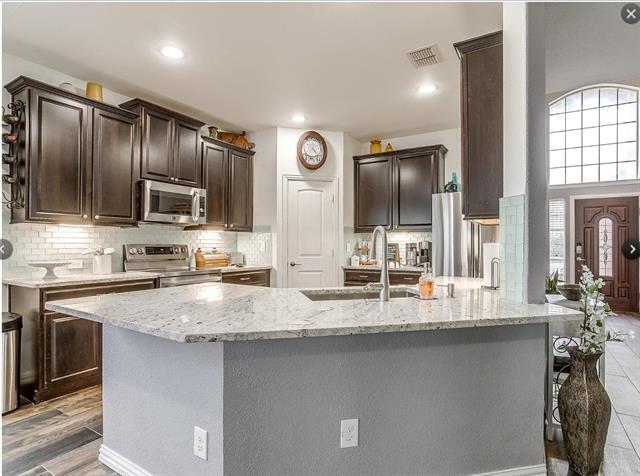 Building Photo - 5825 Valley Haven Way