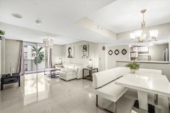 Building Photo - 520 SE 5 Ave