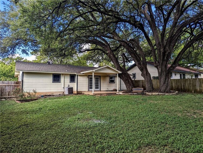Building Photo - 812 Hill Wood Dr