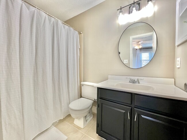 Building Photo - Condo with Convenient Location!