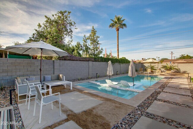 Building Photo - 7034 E Wilshire Dr