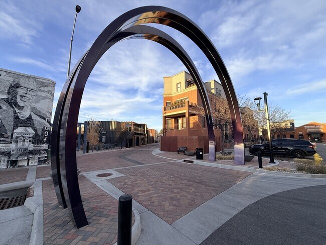 Building Photo - 261 Pine St