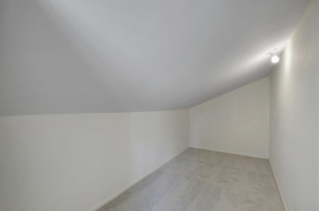 Building Photo - Beautiful 3 bed / 2.5 bath Townhome with Patio and 2 car garage in Huntington Beach