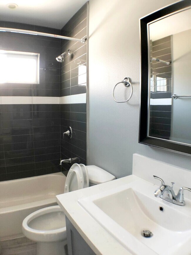 Building Photo - 410 Sloat St