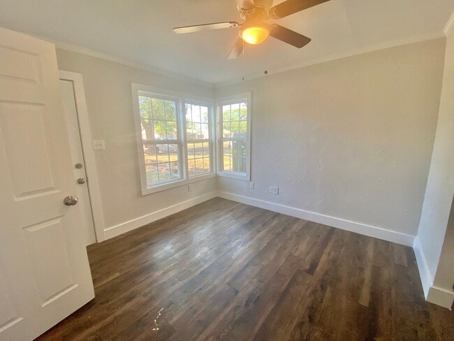 Building Photo - Pre- leasing now for 3/2 home near Maxey Park and Covenant Hospital