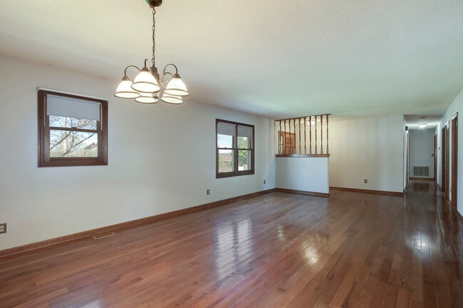 Building Photo - 702 W 6th Ave