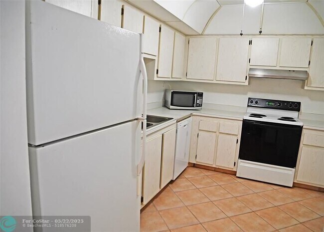 Building Photo - 525 N Ocean Blvd