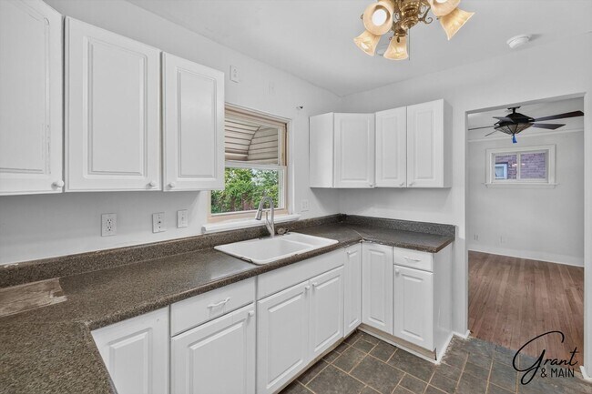Building Photo - $1350 3 bedrooms