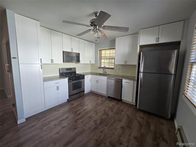 Building Photo - 2951 Hill Dr