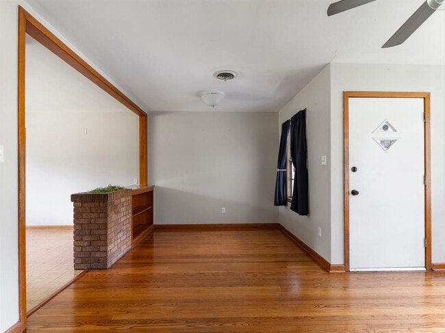 Building Photo - 2112 Hillcrest Dr
