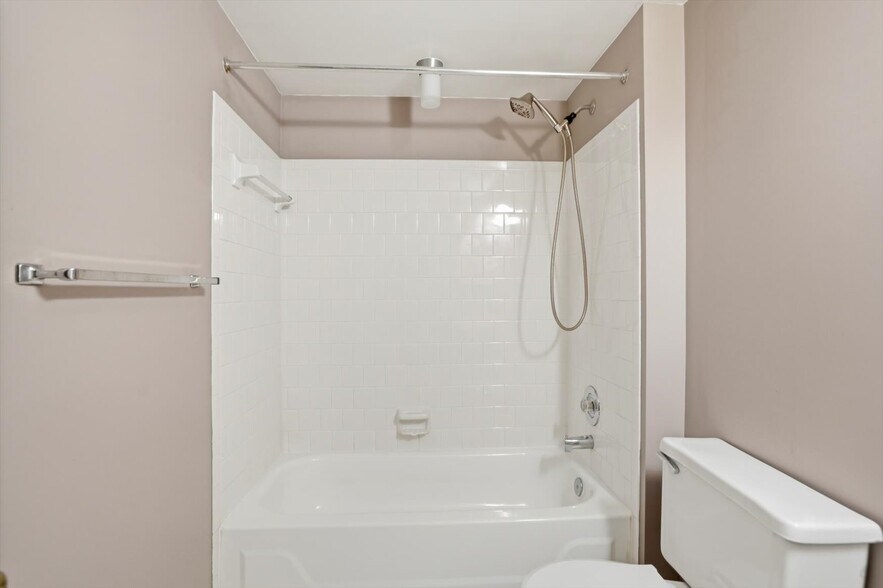 Building Photo - 5 Lough Mask Ct