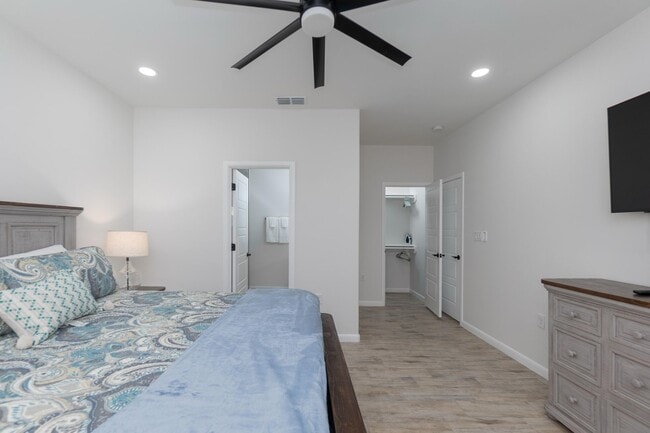 Building Photo - FOR LEASE - MODERN COMFORT MEETS PRIME LOC...