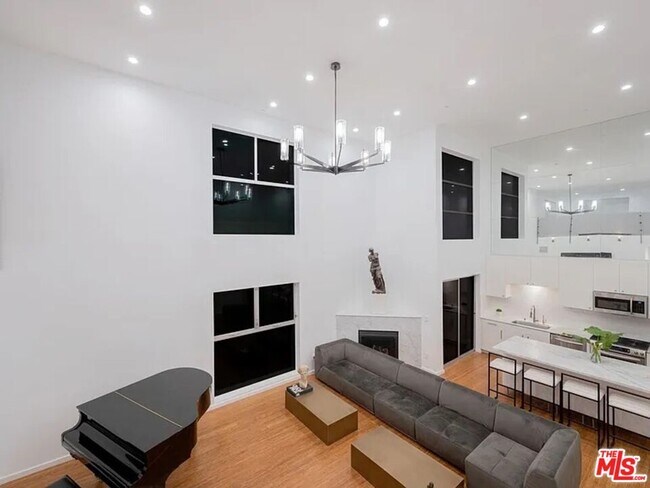 Building Photo - 7062 Hawthorn Ave