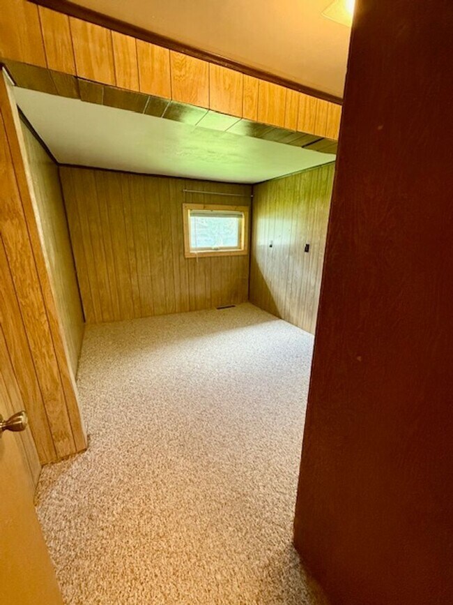 Building Photo - 3 Bedroom, 1 Bath Apartment for Rent - Clo...