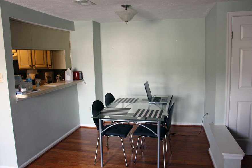 Dining area - 813 Stratford Dr