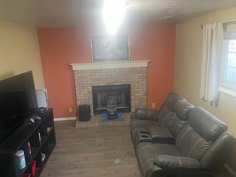 Building Photo - 758 E New England Dr