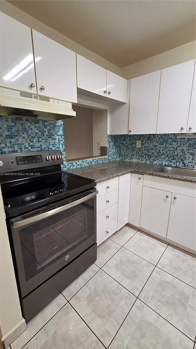Building Photo - 7900 Camino Cir