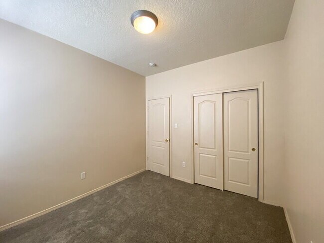 Building Photo - Spacious 3BR w/Office in the Cabezon Subdi...