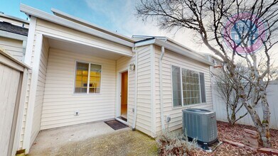 Building Photo - Updated Townhome with Detached Garage! Close to Shops & Restaurants