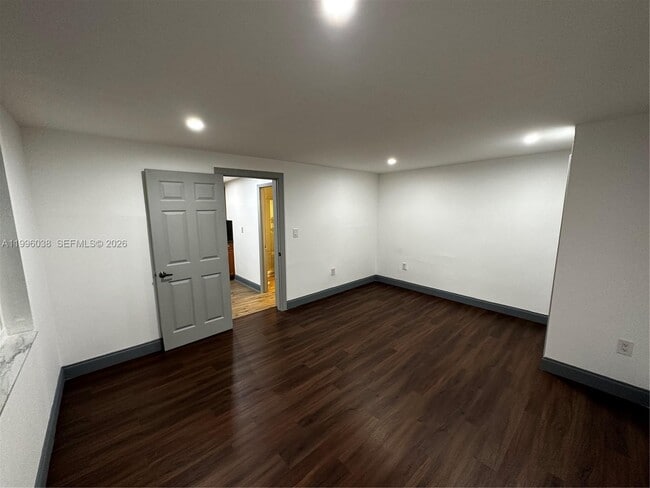 Building Photo - 571 SW 71st Pl