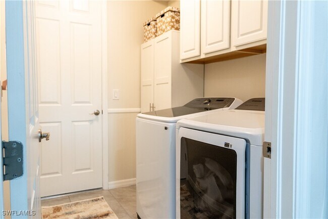 Building Photo - 14888 Edgewater Cir