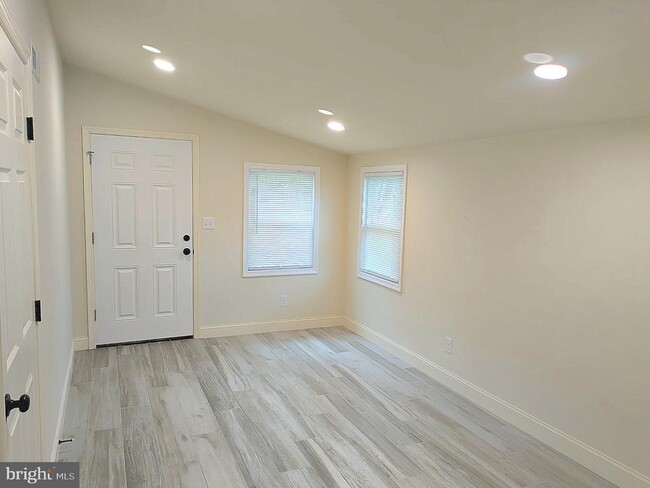 Building Photo - 57 Swan Ln