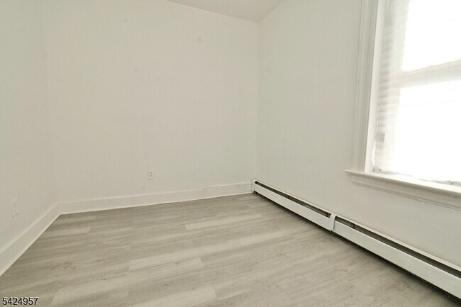 Building Photo - 11 Howard Pl