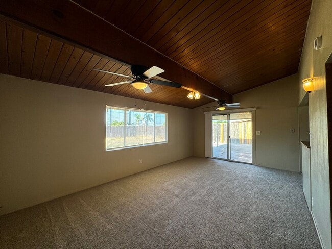 Building Photo - Spacious home near Bakersfield College & Bluffs!