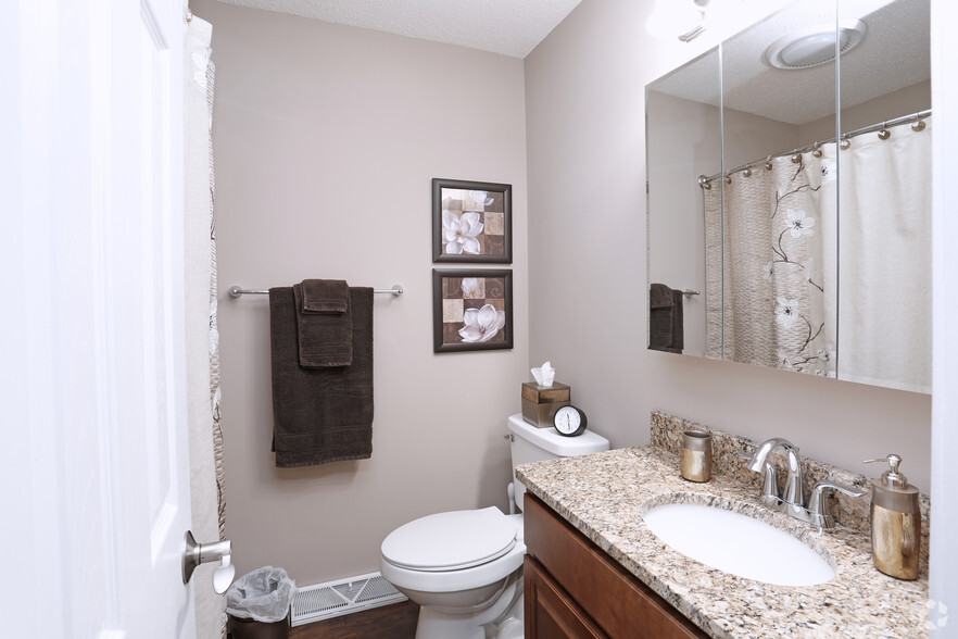 2BR (Luxury) - Bathroom - Lake View Apartments