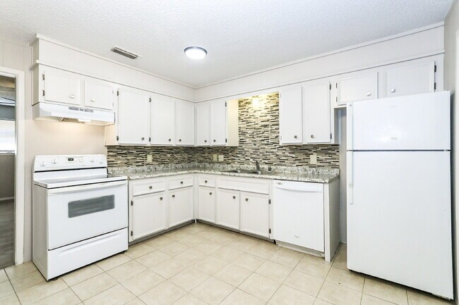 Building Photo - 2 Bedroom Duplex!