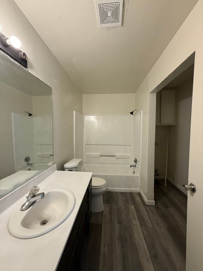 Building Photo - 7218 Kelly Dr