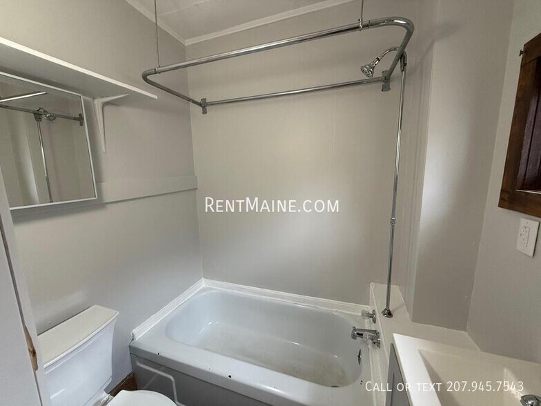 Building Photo - 225 Center St