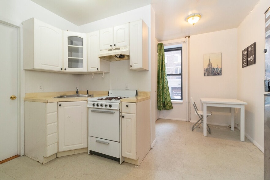 Primary Photo - 327 E 92nd St