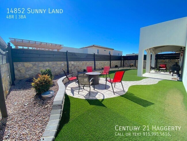 Building Photo - Gorgeous 4 Bedroom Refrig A/C Home