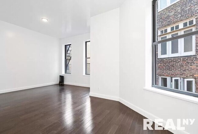 Building Photo - 164 Waverly Place