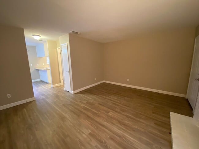 Building Photo - Updated 2 Bedroom 1.5 Bath Townhome with Pool