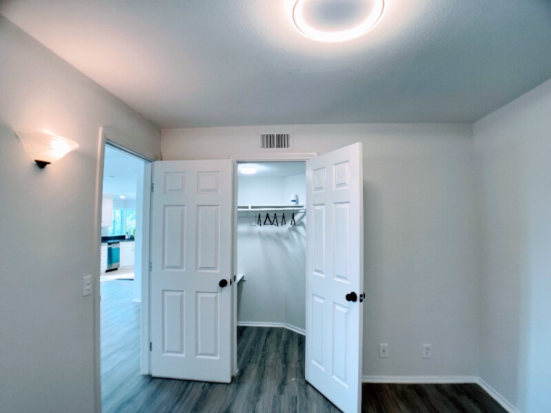 Building Photo - 22725 Lakeway Dr