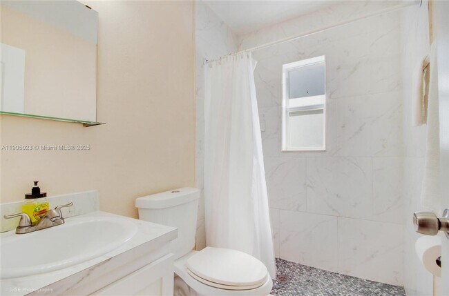 Building Photo - 518 SW 7th Ave