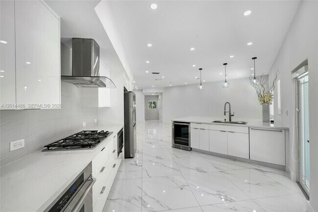 Building Photo - 711 Sunset Dr